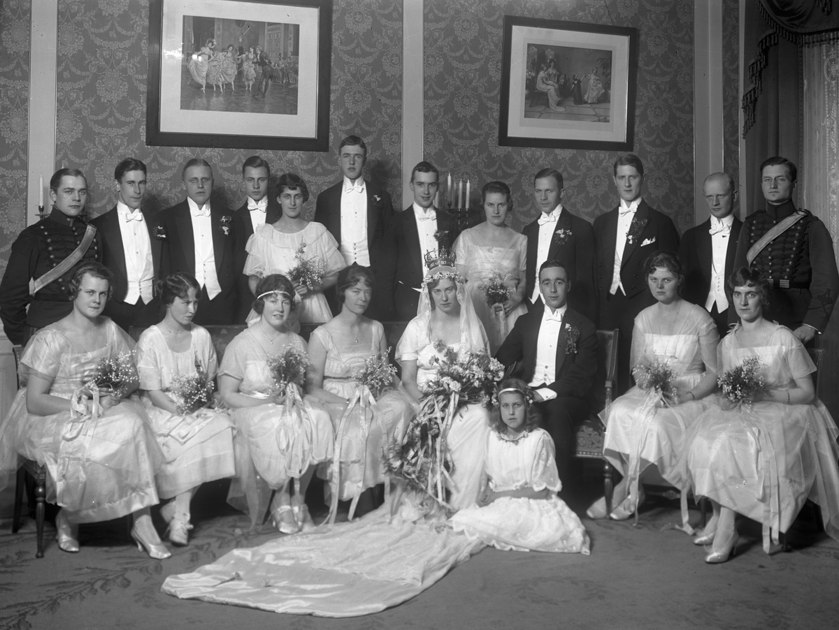 Evertz och Åhmans bröllopsgrupp med tärnor och marskalker