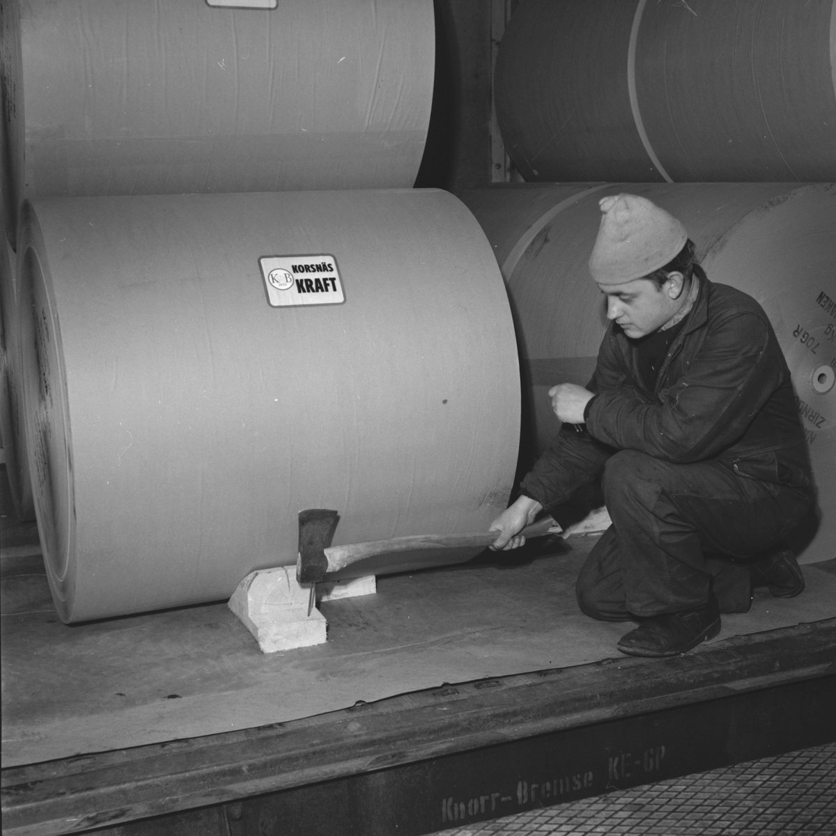 Lastning av pappersrullar på järnväg. Korsnäs AB. Den 11 april 1967
