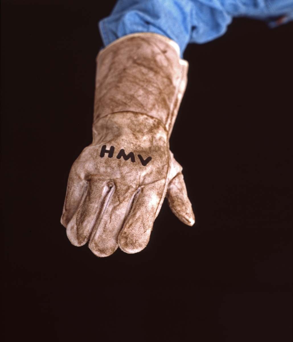 H.M.V. Arbeidshanske med HMV påtrykket. Reklamefoto.