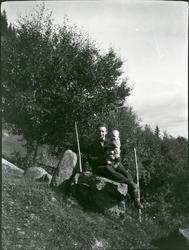 Einar Skåren med barn.