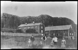 Gårdseier Guttorm Hyllmark med familie ved gården i Skavdale