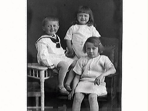 Familjebild. A. Eliasson med familj. bild 1 och 2: Föräldrapar och tre barn, Bid 3 och 4: barnporträtt.