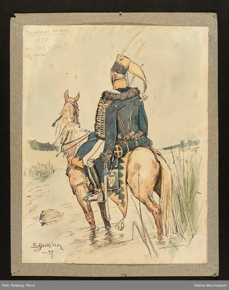 Motiv med husar till häst som visar utrustning, uniform och tillbehör vid Smålands husarregemente 1838 (1822-1849). Ryttaren ses snett bakifrån.