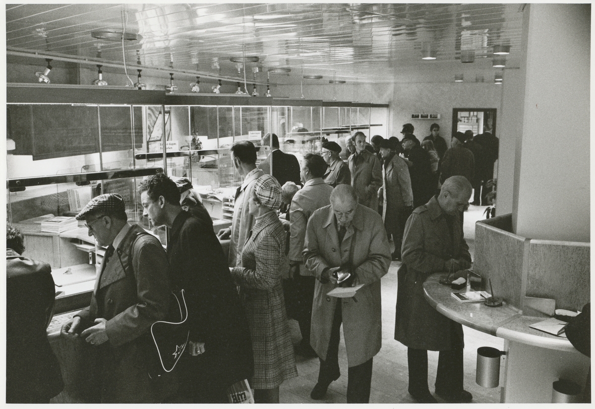 Första försäljningsdagen i PFA:s nya butikslokaler (i kv. Pennfäktaren), Vasagatan 7, Stockholm, den 7 oktober 1978.
På Frimärkets Dag öppnades lokalerna för allänheten. De sex kassorna hade god försäljning av de nyutgivna frimärkena Kröningsvagn och Svampar. Skrivplatserna var bl a placerade runt en pelare i lokalen.