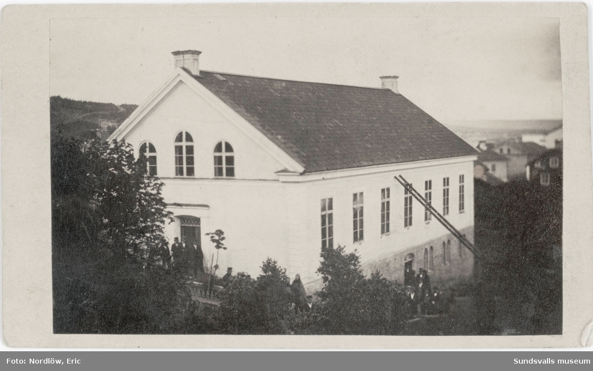 Baptisternas gamla missionshus vid Bünsowska tjärnen. Tomten inköptes 1858 och 1859 hölls det första mötet i missionshusets lilla sal. Invigningen ägde rum 1860. 1877 brann bönhuset ned.