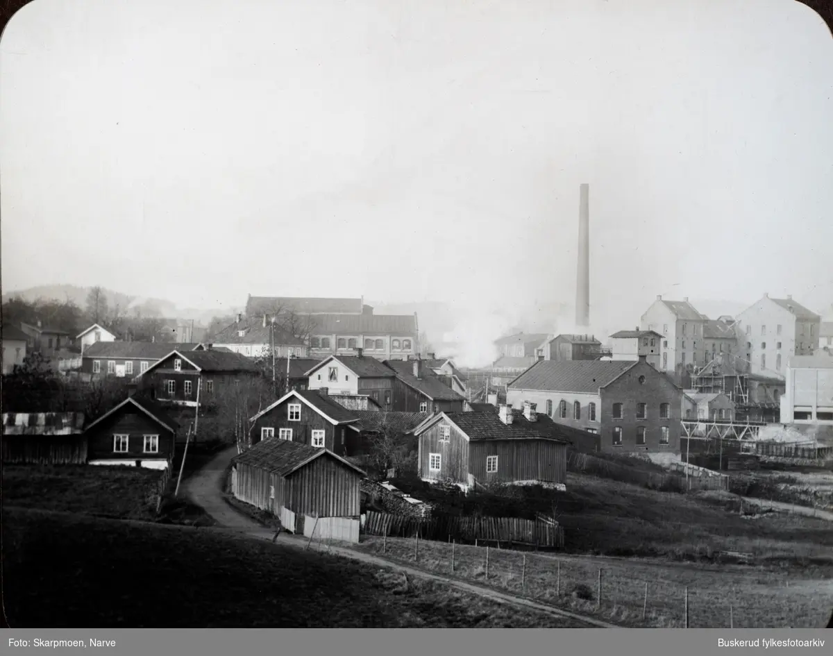Parti av Vestfossen
Ekers Træsliberi og Vestfos Cellulosefabrik 
Selv om de to første treforedlingsbedriftene i Vestfossen ble etablert rundt 1870, var det først med anleggelsen av Vestfos Cellulosefabrik i 1886 at denne bransjen for alvor begynte å dominere tettstedet