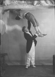 Klovn og skuespiller på secenen.En av dem heter Charles Stef