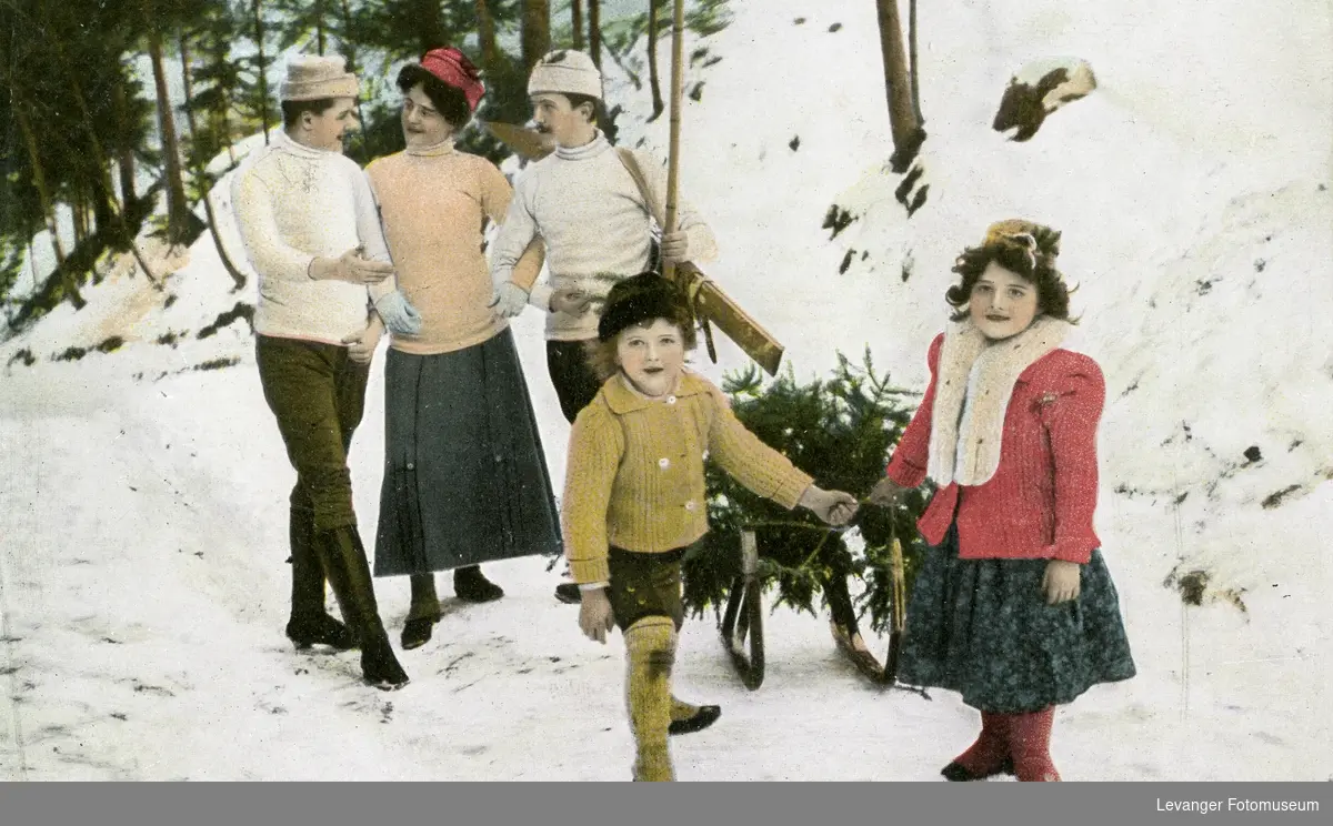 Postkort med vintermotiv juletreet hentes fra skogen.