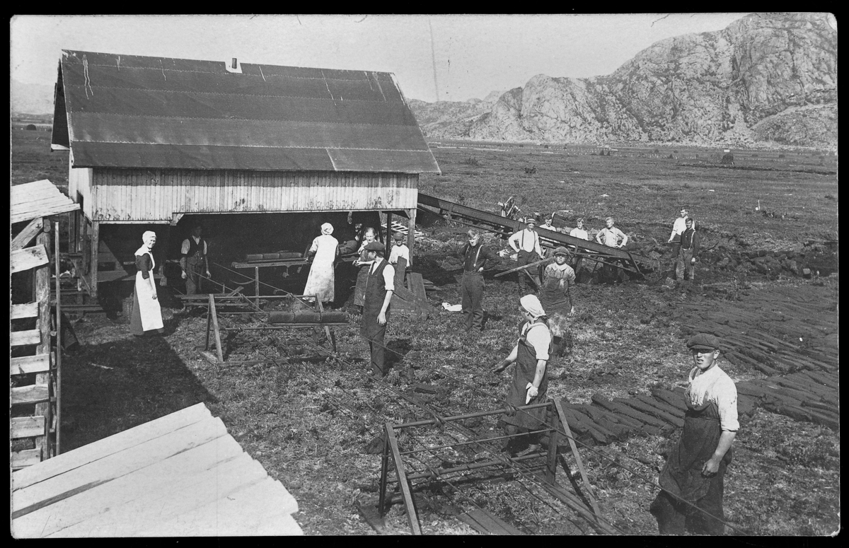 Folk i arbeid på Austrått torvfabrikk ca. 1917
