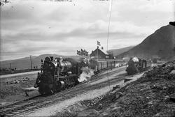 Damplokomotiv og personvogner på Hjerkinn stasjon under åpni