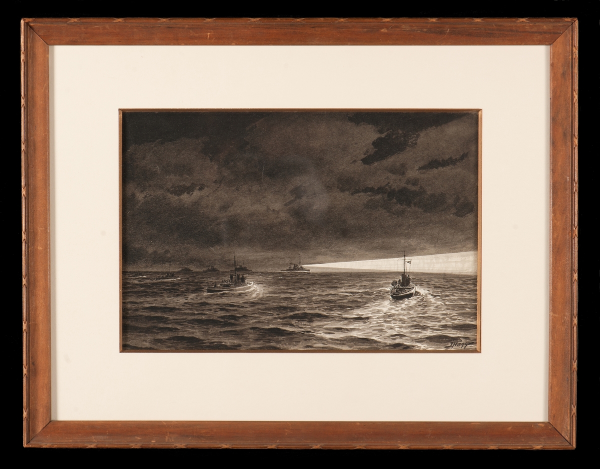 "Torpedbåtsangrepp"  av J.Hägg.  Fyra pansarskepp anfallas i mörker av fyra 1:a kl.torpedbåtar.  Främsta skeppet  lyser med strålkastare.

Ram: Skulpterad i päron, ofärgad
Papper, passepartout under glas.