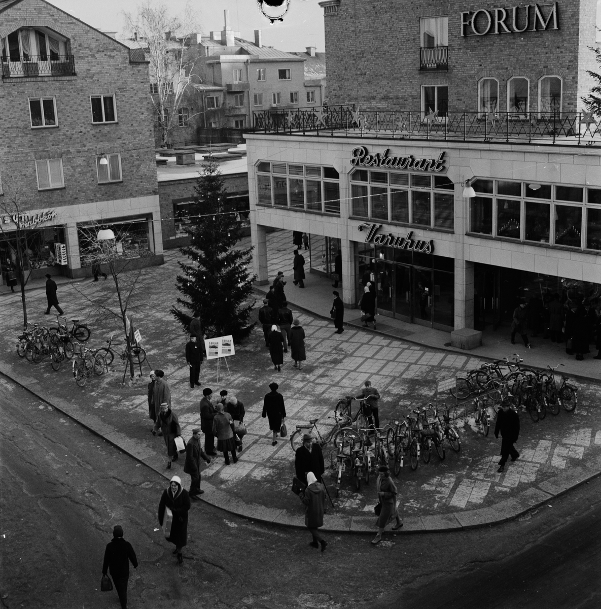 Julhandel och julbrådska, Forumtorget, Uppsala 1958