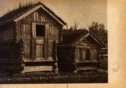 Postkort. Loft og bur fra Rolfshus, Mo i Telemark. NF.