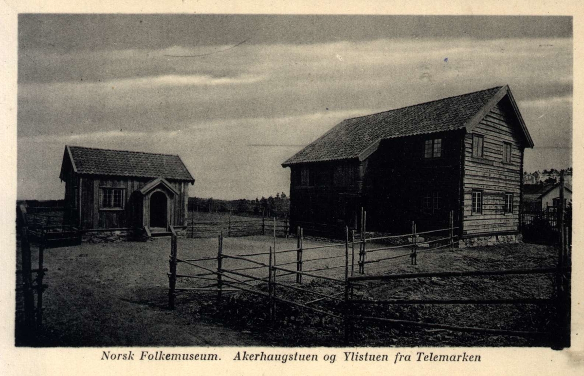 Postkort. Akerhaugstuen og Ylistuen fra Telemark. Telemarkstunet, NF.