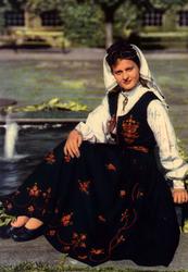 Postkort. Kvinnebunad fra Sunnmøre. Utstilling NF.