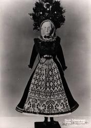 Postkort. Norsk Folkemuseum. Dukke i brudedrakt.