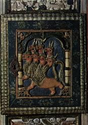 Postkort. Norsk Folkemuseum. Dør på hengeskap 1758, Motiv: D