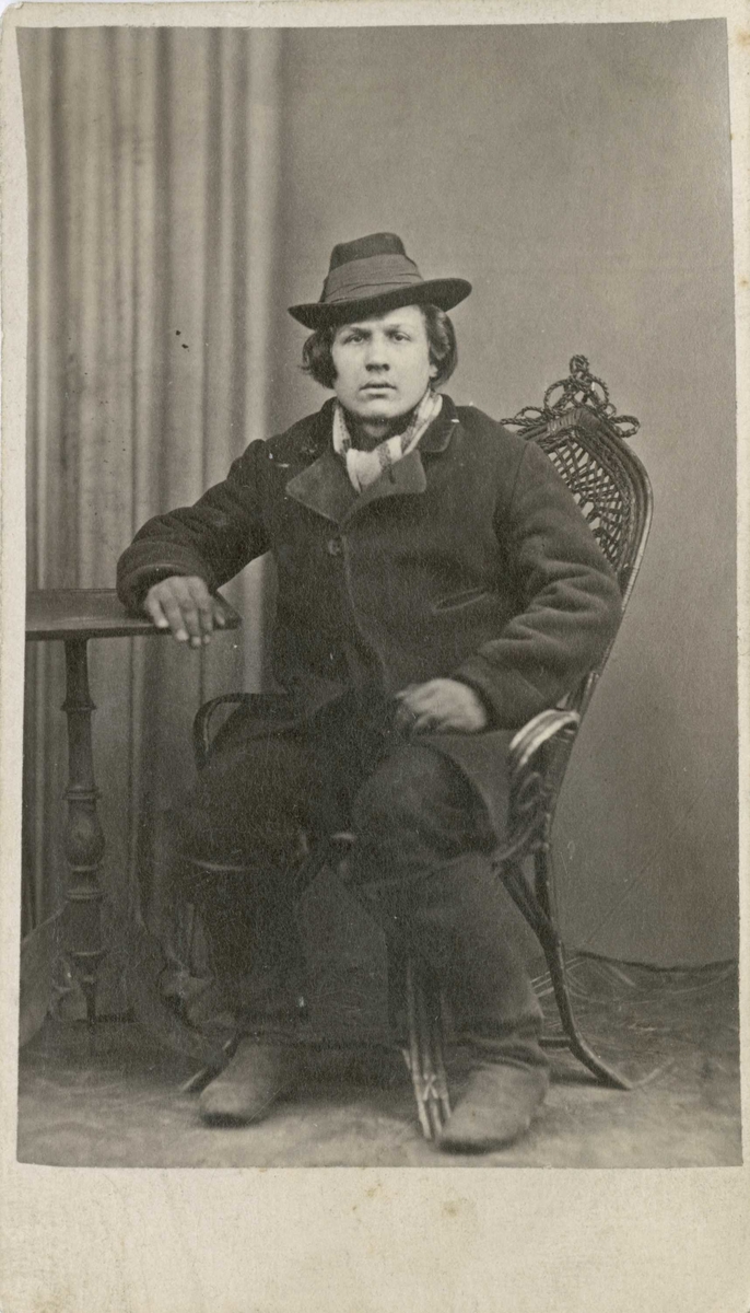 Fangeportrett. Albert Kiihl, fra Stettin i Preussen, arrestert i 1869, innsatt i distriktsfengslet i Hokksund. Varetektsfange.