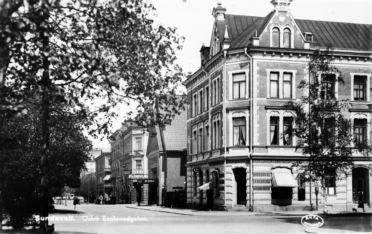 Kv Mars och kv Vesta vid Östra Esplanadgatan. I kv Mars närmast ses Svea-Biografen. I detta hus höll även Foto Kihlbaum till (porten till höger). Vykort.