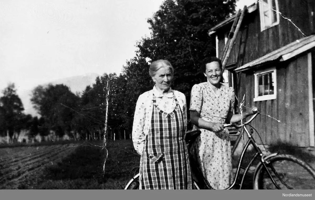 Kjelling.  Elisabeth Sjursdtr, 1879-1954,Ibenhard Christensens kone i 3. ekteskap og Edith Kristensen, født Jørgensen.