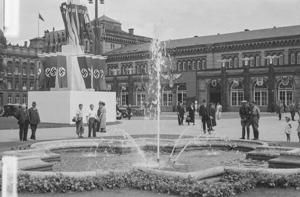 Markering av Nazi Gautag 9.-12. juni 1938. Ved Ernst Augusts Platz ved Hauptbahnhof i Hannover i Tyskland.