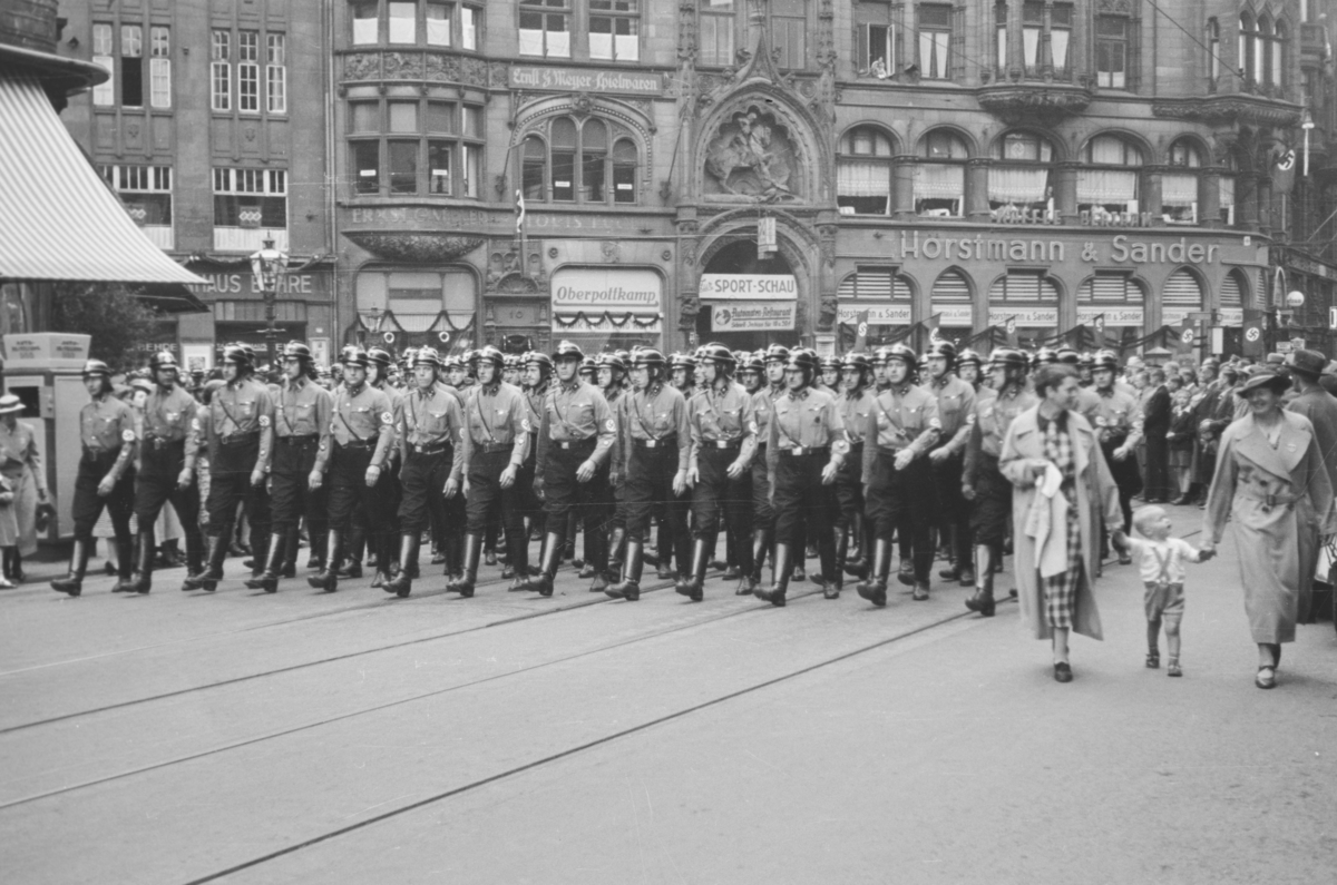 Markering av Nazi Gautag 9.-12. juni 1938 i Hannover i Tyskland. Grupper av NSDAP på marsj i Georgstrasse. .