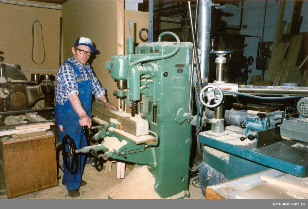 Ösjöfors Handpappersbruk

Illustrationer till restaureringsverksamheten sommaren 1988.

Tillverkning av ramar till restaureringsverksamheten sommaren 1988.

Tillverkning av ramar till vattenränna.
