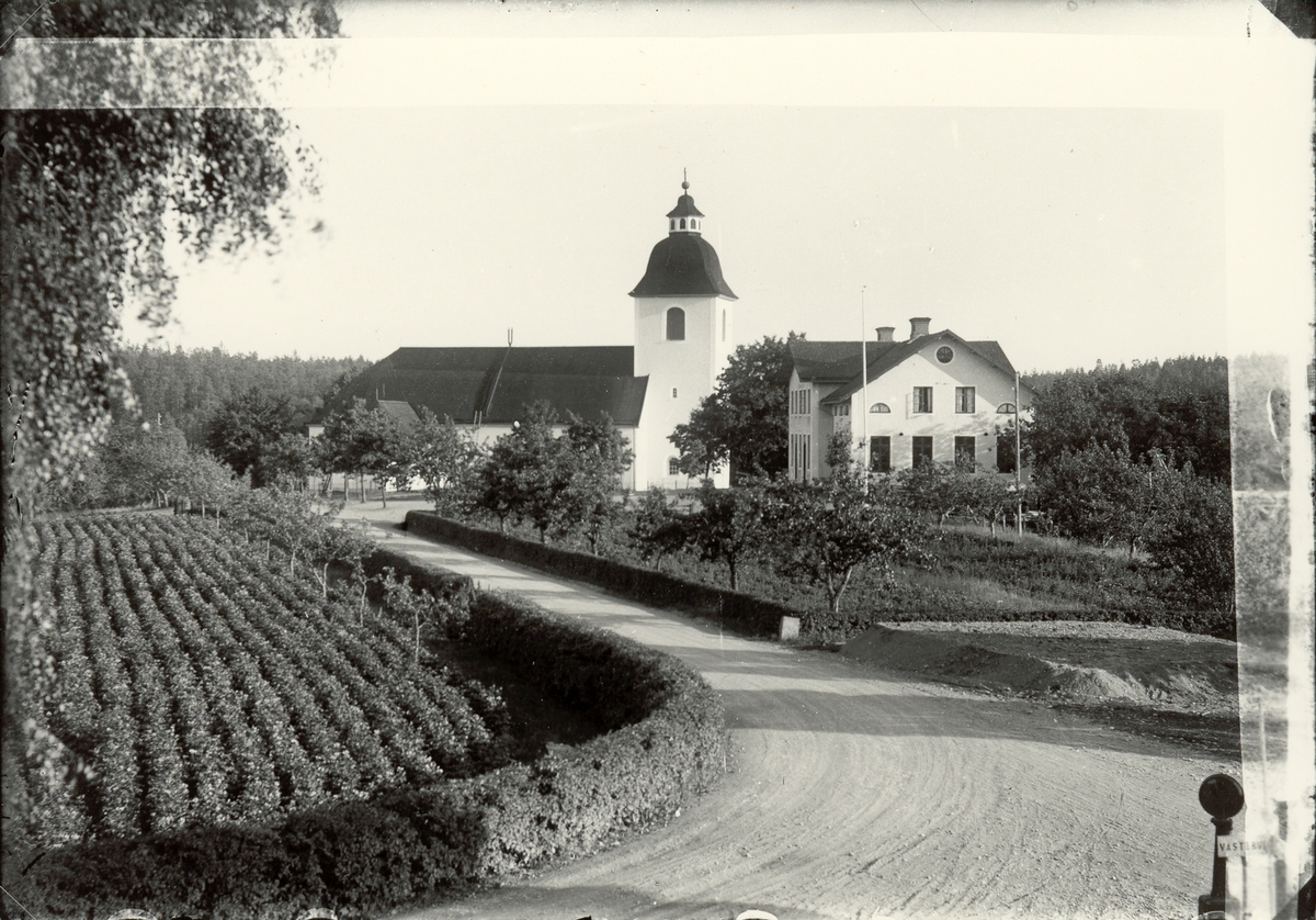 Hjorteds kyrka och skola. Trädgården till vänster tillhörde sjukhemmet.