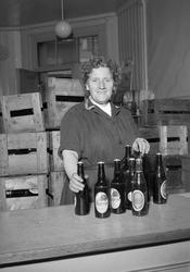 Jenny Austad ved Aktiebryggeriets utsalg i Krambugata