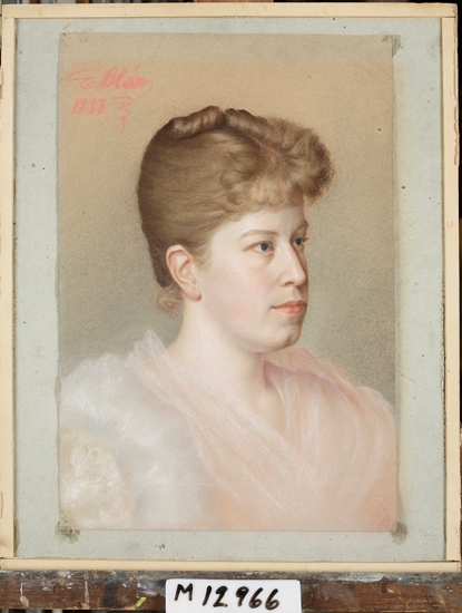 Pastellmålning.
Porträtt föreställande fröken Sigrid Carlheim-Gyllensköld (1863-1938) med uppsatt hår, iklädd rosa festklänning.
Bröstbild, halvprofil.