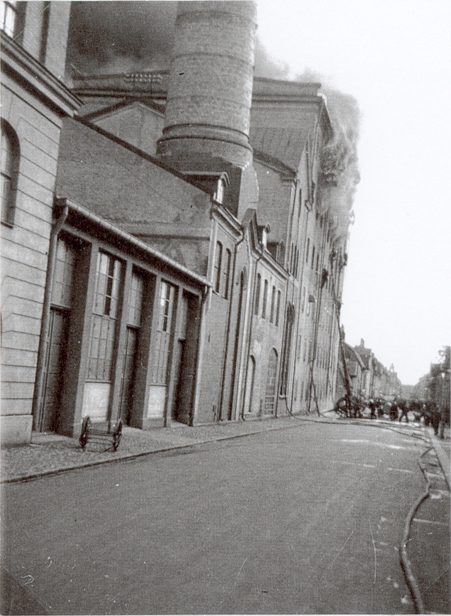 Fasaden mot Södra Långgatan när Ångkvarnen stod i brand.