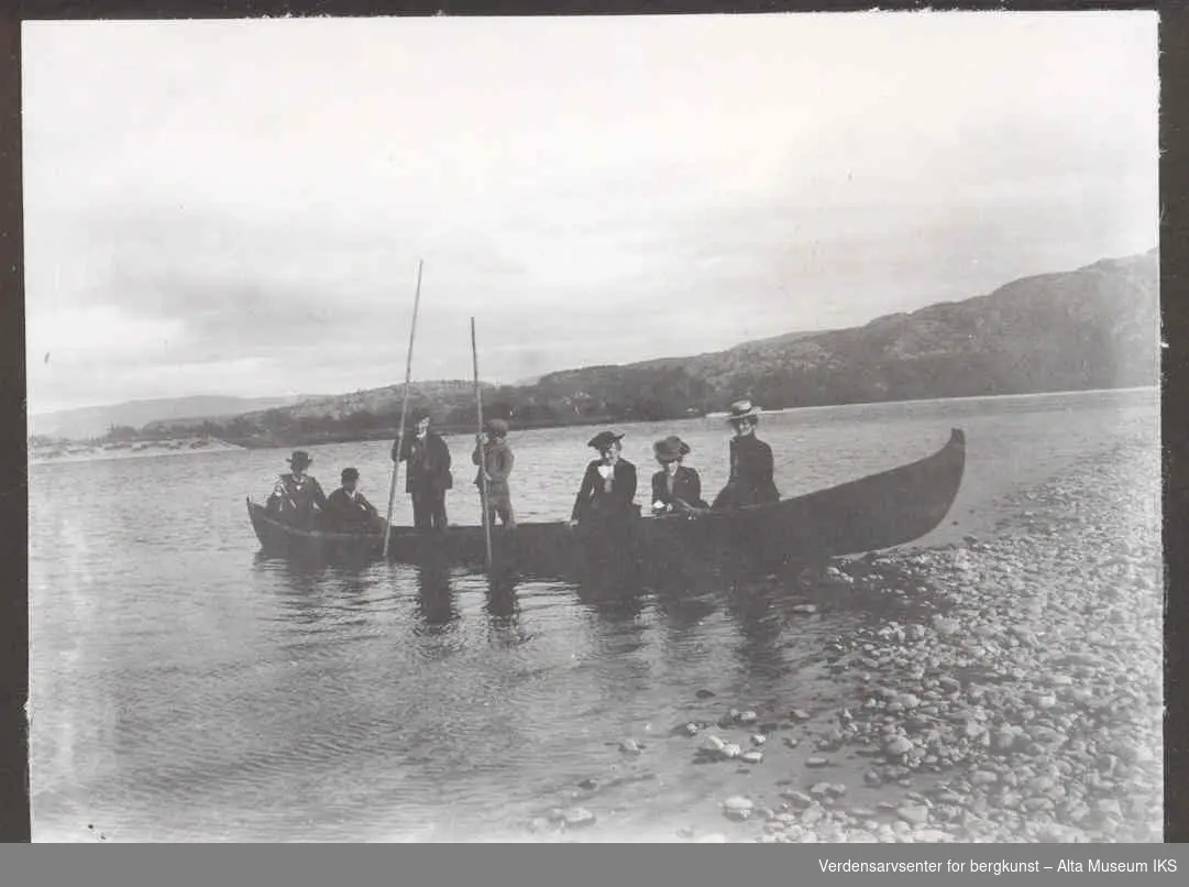 Altaelva. Elvebåt med syv personer i: tre kvinner og fire menn, deriblandt to stakere.