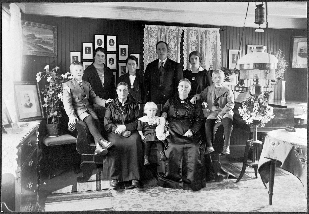 Familien Dahl samlet inne i stua.