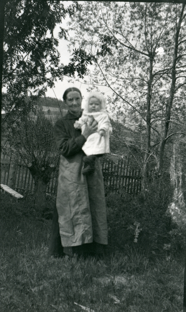 Ingebjørg Velingsrud med barnebarnet Ingebjørg.