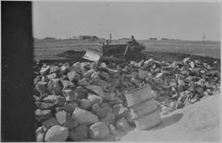 Håkon Bakken planerer med bulldoser ved bygging av fjøs hos 