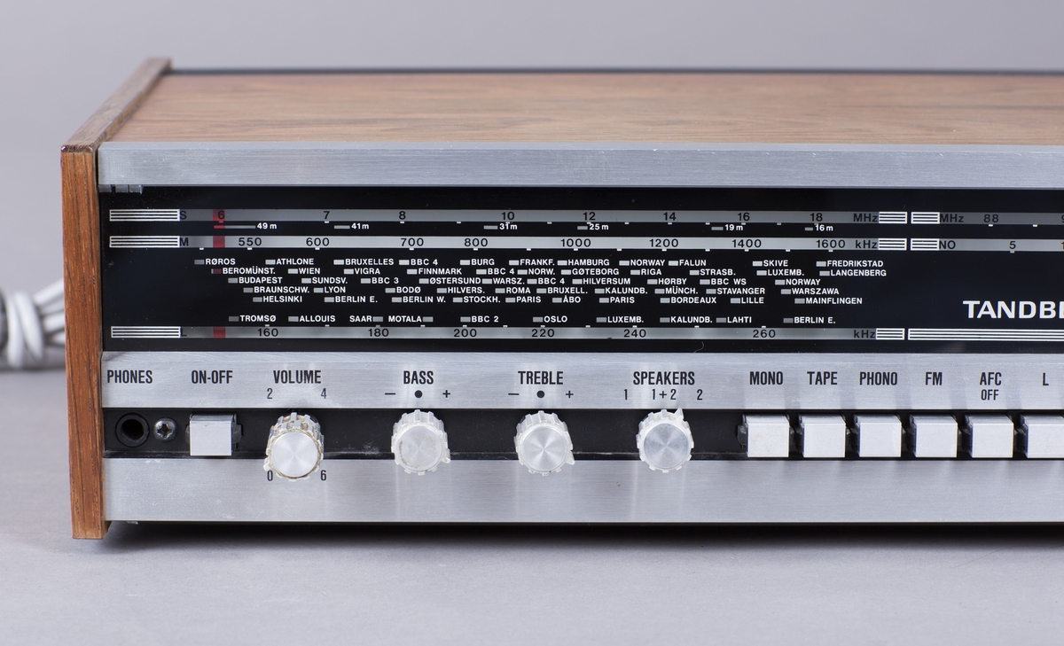 Radiomottaker for AM- og FM-bånd i kabinett av palisander. Integrert stereoforsterker (2x20 watt).