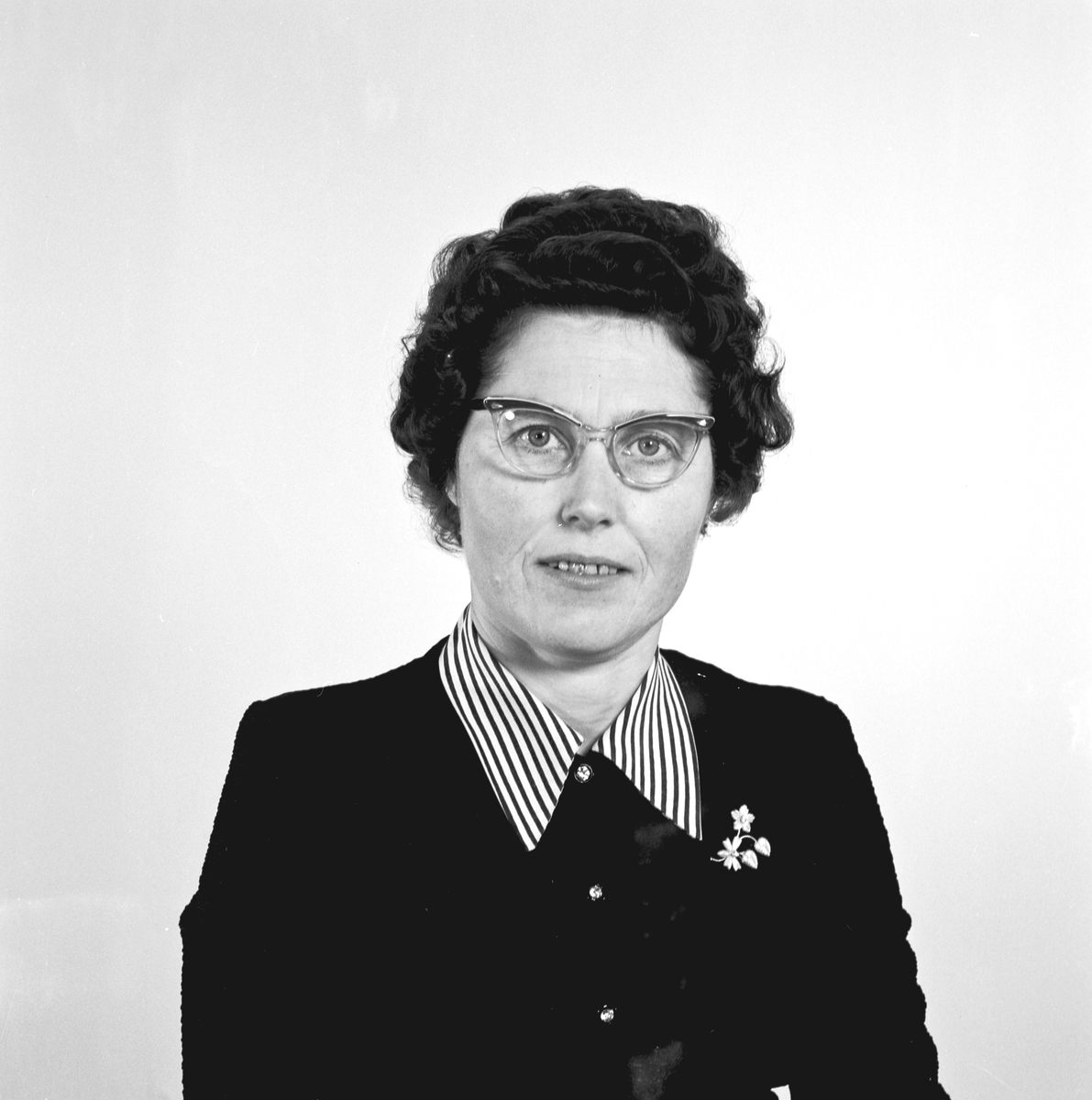 Portrett ung kvinne med briller - bestiller Signe Hemnes