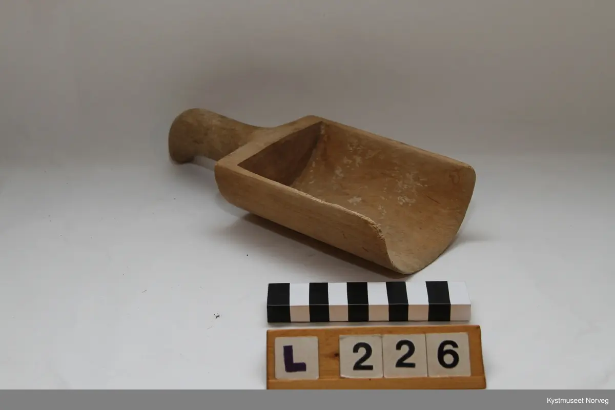 Treskuffen er utformet av et helt trestykke. Rektangulær og avrundet.