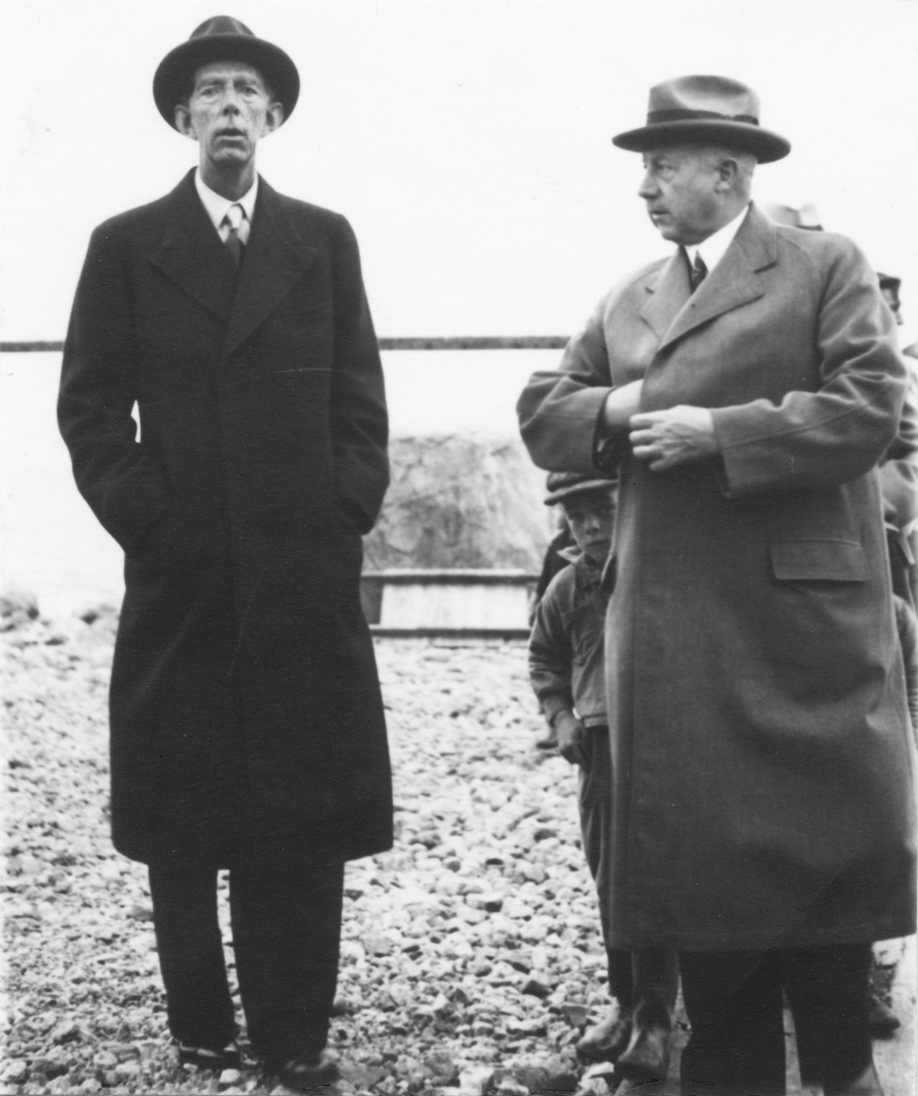 Prins Wilhelms besök på Utvalnäs 1938. Prins Wilhelm och Landshövding Sven Lübeck.
