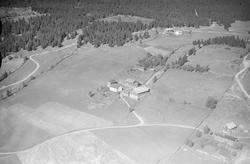 Gårder i Svingvoll, Østre Gausdal, Nustad søre midt i bildet