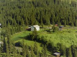 Privatbolig. Stort, lyseblått, toetasjes hus, brunt uthus ba