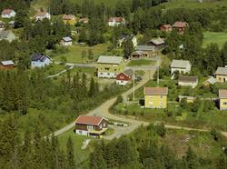 Tettbebyggelse. Mange eneboliger.  Kulturlandskap.