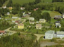 Tett småhusbebyggelse. Rekedal Pølsefabrikk t.h. i bildet