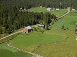 Klufthaug. Lite gårdsbruk. Umalt stue, nyere rødt fjøs. Åker