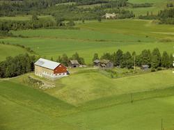 Kulturlandskap. Gårdsbruk. Nyere fjøs/låve, eldre umalt stue