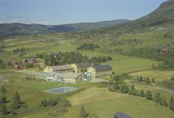 Oversiktsbilde med Gausdal Høifjellshotell, Skeikampen, Østr