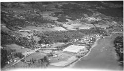 Tretten, 10.09.1952, Tettstedet til venstre heter Stav, kirk