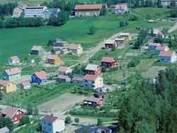 Flyfoto, Lillehammer, Søre Ål.Hagehaugvegen går oppover midt i bildet. Utbyggingen av Hagehaugen startet på 1930-tallet. Det lysegrønne huset på venstre side, er Hagehaugvegen 12, det oransje ovenfor er nr 16. Øverst midt i bilde er Holen Gård, ved siden av Skogli Helse- og Rehabiliteringssenter.