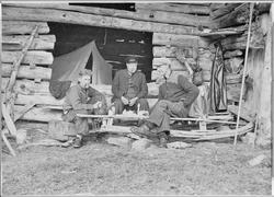 Tre menn ved ei høybu i Leirvasslia.