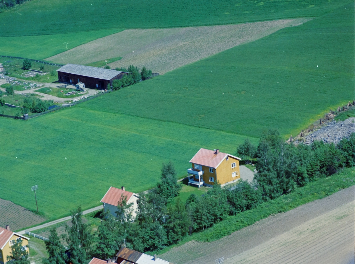 Flyfoto, Lillehammer, Søre Ål. Det hvite huset med rødt tak er ...